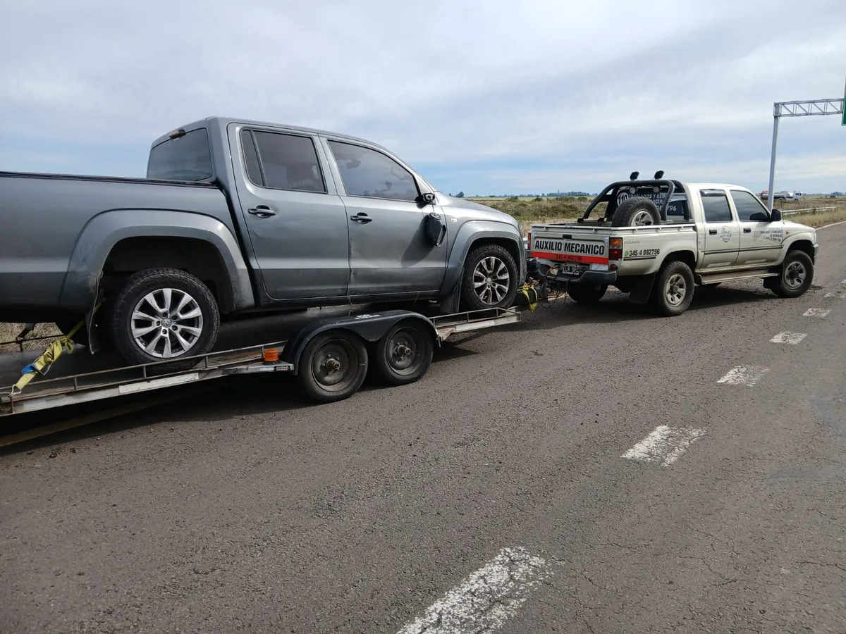 Carretón Haffner trasladando vehículo